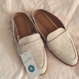 Universal thread mules size 6